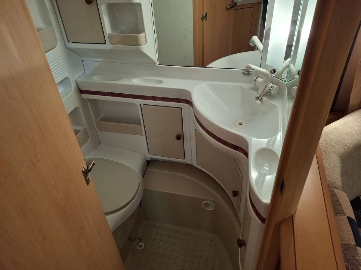 Hobby De Luxe 520 TMF 2008 Caravan 10 Hobby De Luxe 520 TMF 2008 Caravan - Afbeelding 8